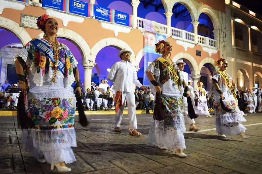 Parejas bailando jarana en la Vaquería Peninsular