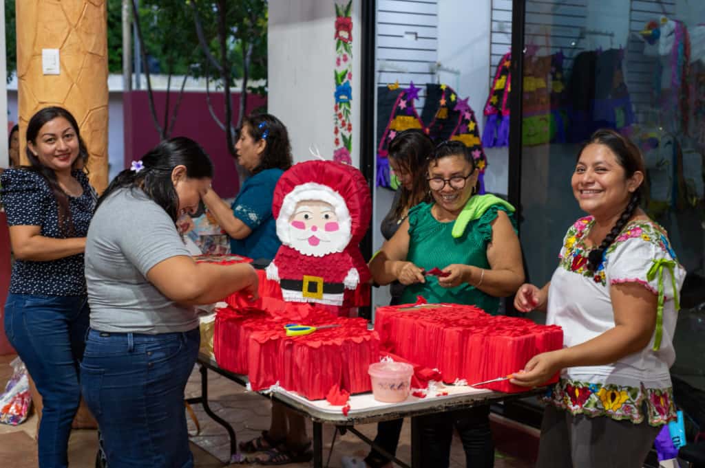 IMG-20251024-WA0025 “GRACIAS PRESIDENTE ERIK BORGES YAM POR CAMBIAR NUESTRAS VIDAS”: MUJERES MORELENSES SE CAPACITAN EN ELABORACIÓN DE PIÑATAS A TRAVÉS DEL PROGRAMA “CAPACÍTATE Y EMPLÉATE”