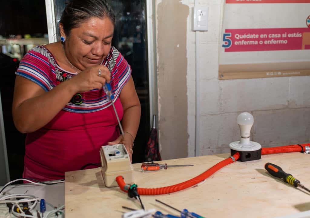 IMG-20251027-WA0039 JOSÉ MARÍA MORELOS HISTÓRICAMENTE AVANZA HACIA LA IGUALDAD DE GÉNERO Y OPORTUNIDADES PARA LAS MUJERES CON TALLERES DE ELECTRICIDAD BÁSICA