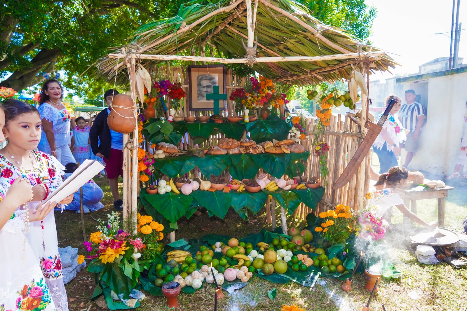 IMG-20251030-WA0148 EL PRESIDENTE ERIK BORGES YAM ENCABEZA EL GRAN CONCURSO DE ALTARES “JANAL PIXÁN” 2025 EN DZIUCHÉ FORTALECIENDO LAS TRADICIONES Y COSTUMBRES