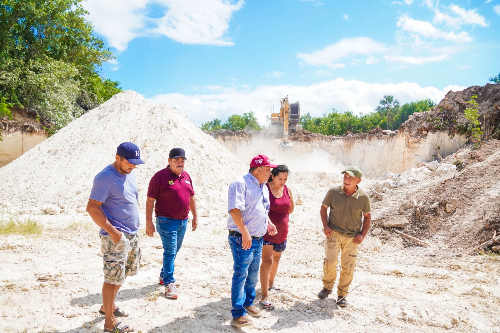 IMG-20251101-WA0019 ERIK BORGES YAM IMPULSA CON FIRMEZA EL DESARROLLO RURAL, INVIERTE RECURSOS HISTÓRICOS EN CAMINOS SACACOSECHAS PARA LAS COMUNIDADES