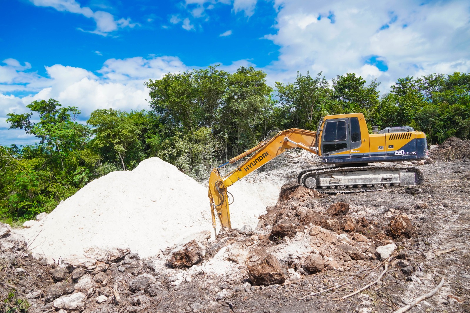 IMG-20251101-WA0020 ERIK BORGES YAM IMPULSA CON FIRMEZA EL DESARROLLO RURAL, INVIERTE RECURSOS HISTÓRICOS EN CAMINOS SACACOSECHAS PARA LAS COMUNIDADES