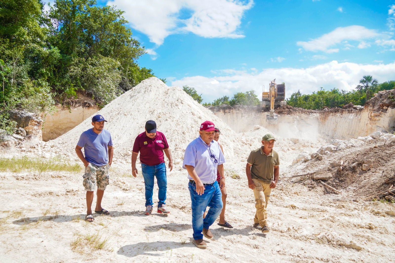 IMG-20251101-WA0021 ERIK BORGES YAM IMPULSA CON FIRMEZA EL DESARROLLO RURAL, INVIERTE RECURSOS HISTÓRICOS EN CAMINOS SACACOSECHAS PARA LAS COMUNIDADES