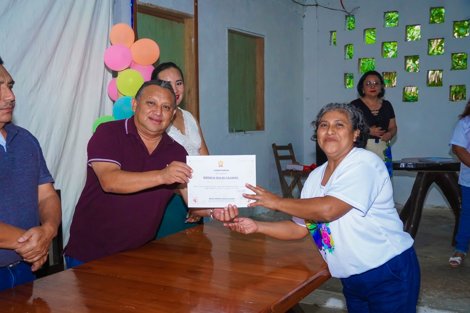 IMG-20251102-WA0002 ERIK BORGES YAM IMPULSA LA ECONOMÍA DE LAS JEFAS DE FAMILIA EN DZIUCHÉ CON EL PROGRAMA "MUJERES CREATIVAS"