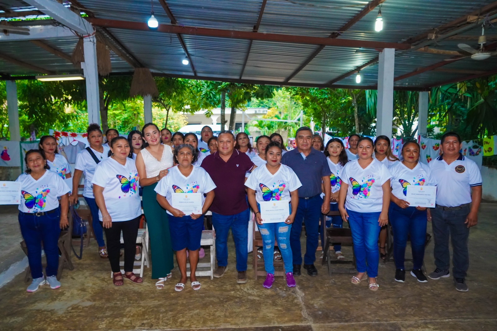 IMG-20251102-WA0003 ERIK BORGES YAM IMPULSA LA ECONOMÍA DE LAS JEFAS DE FAMILIA EN DZIUCHÉ CON EL PROGRAMA "MUJERES CREATIVAS"