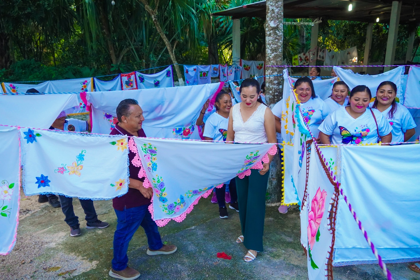 IMG-20251102-WA0008 ERIK BORGES YAM IMPULSA LA ECONOMÍA DE LAS JEFAS DE FAMILIA EN DZIUCHÉ CON EL PROGRAMA "MUJERES CREATIVAS"