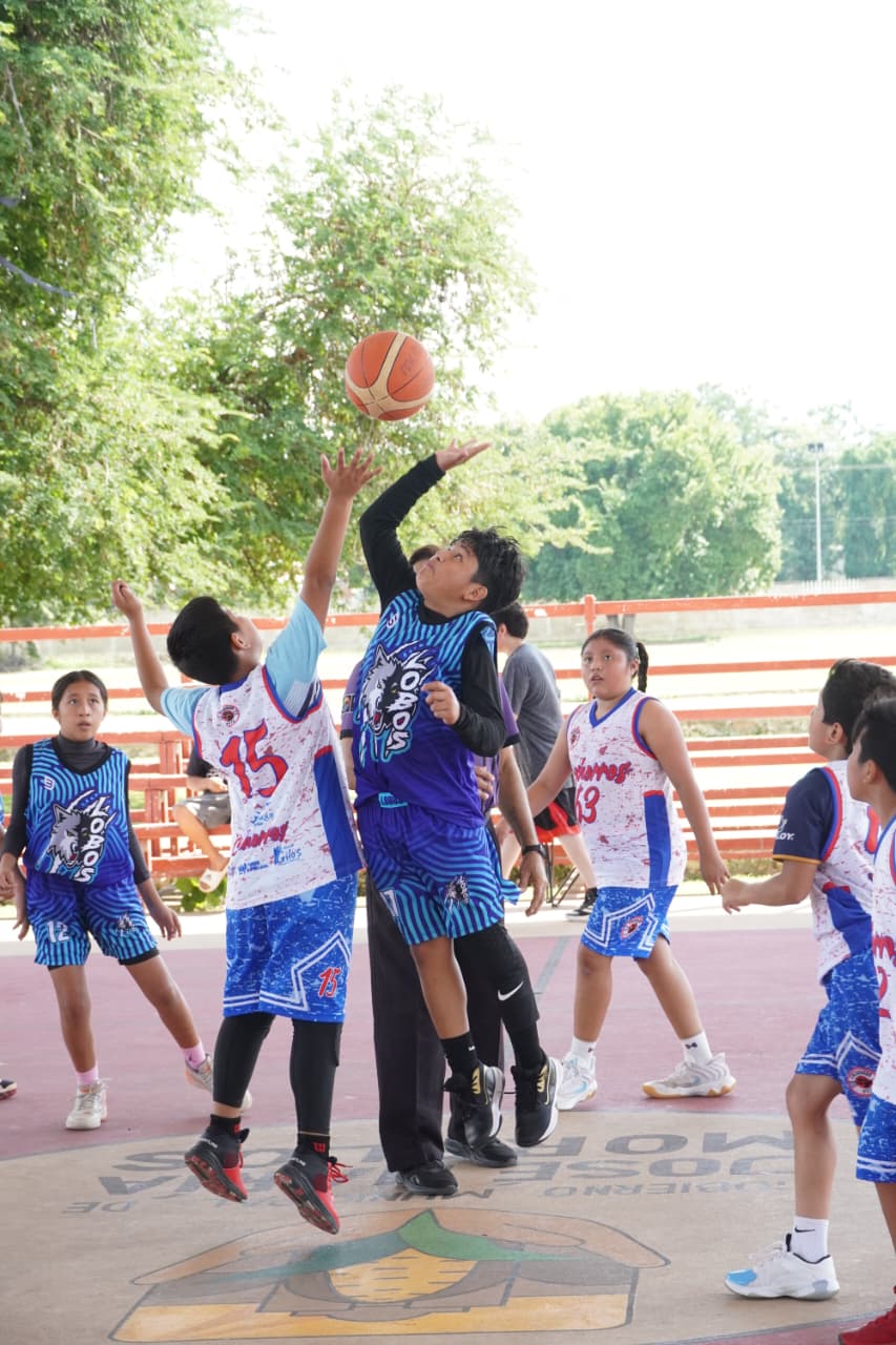 IMG-20251115-WA0022 EL PRESIDENTE ERIK BORGES YAM INAUGURA LIGA DE BASQUETBOL PARA IMPULSAR EL SANO DESARROLLO DE LAS FUTURAS GENERACIONES