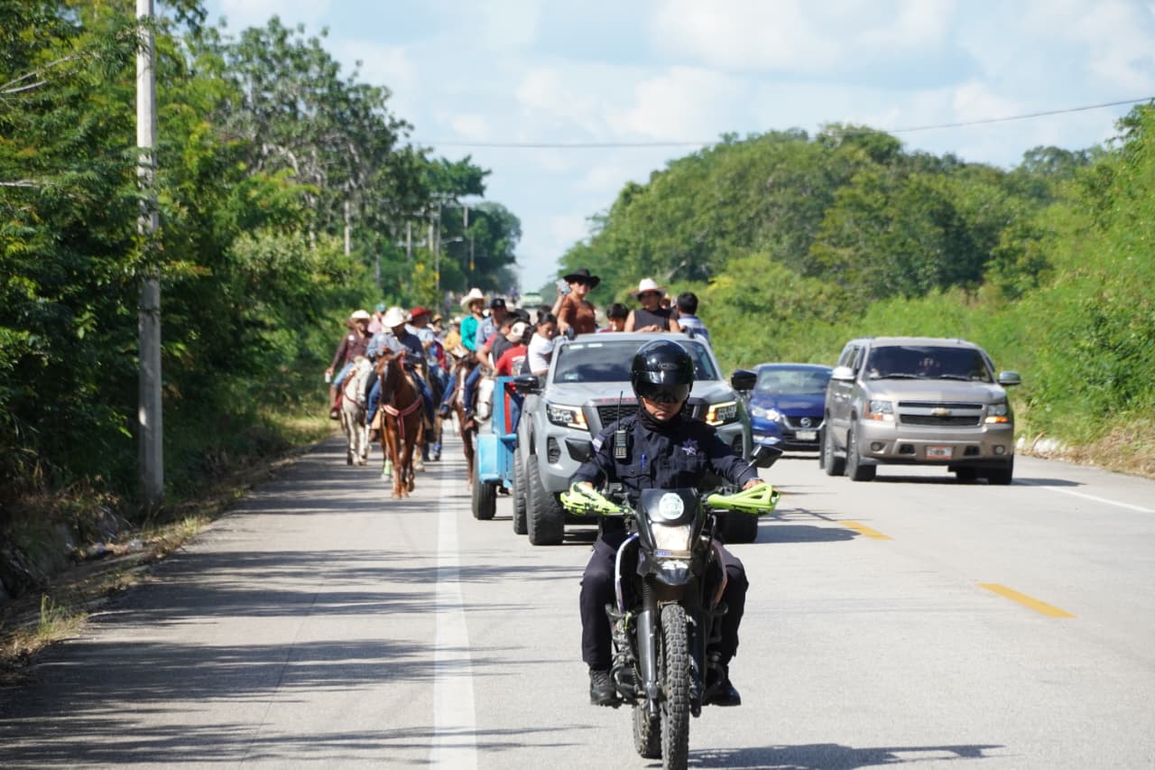 IMG-20251116-WA0005 EL PRESIDENTE MUNICIPAL ERIK BORGES YAM IMPULSA LAS TRADICIONES: ENCABEZÓ LA GRAN CABALGATA DE LA FIESTA DE SANTA GERTRUDIS