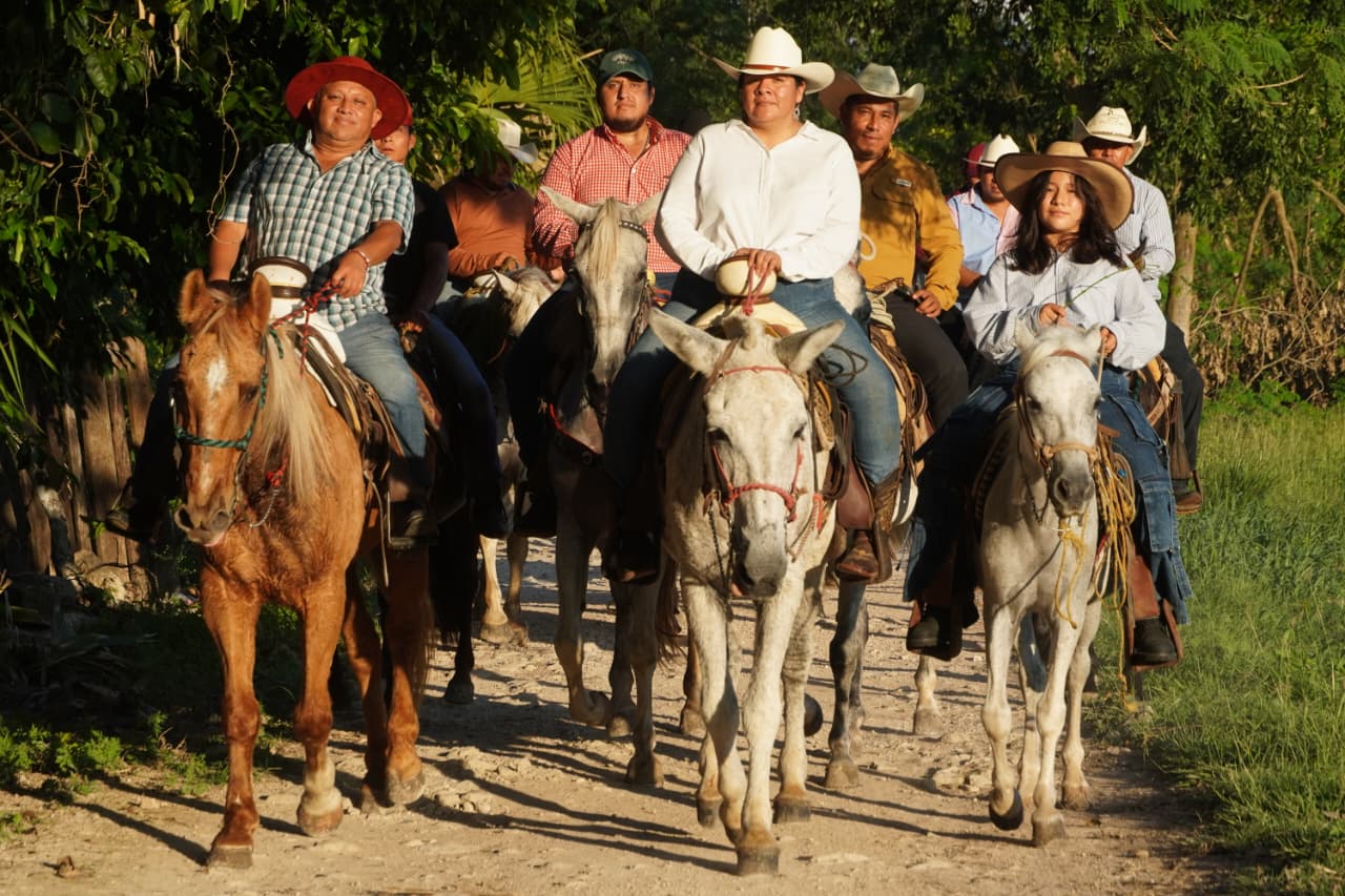 IMG-20251116-WA0006 EL PRESIDENTE MUNICIPAL ERIK BORGES YAM IMPULSA LAS TRADICIONES: ENCABEZÓ LA GRAN CABALGATA DE LA FIESTA DE SANTA GERTRUDIS