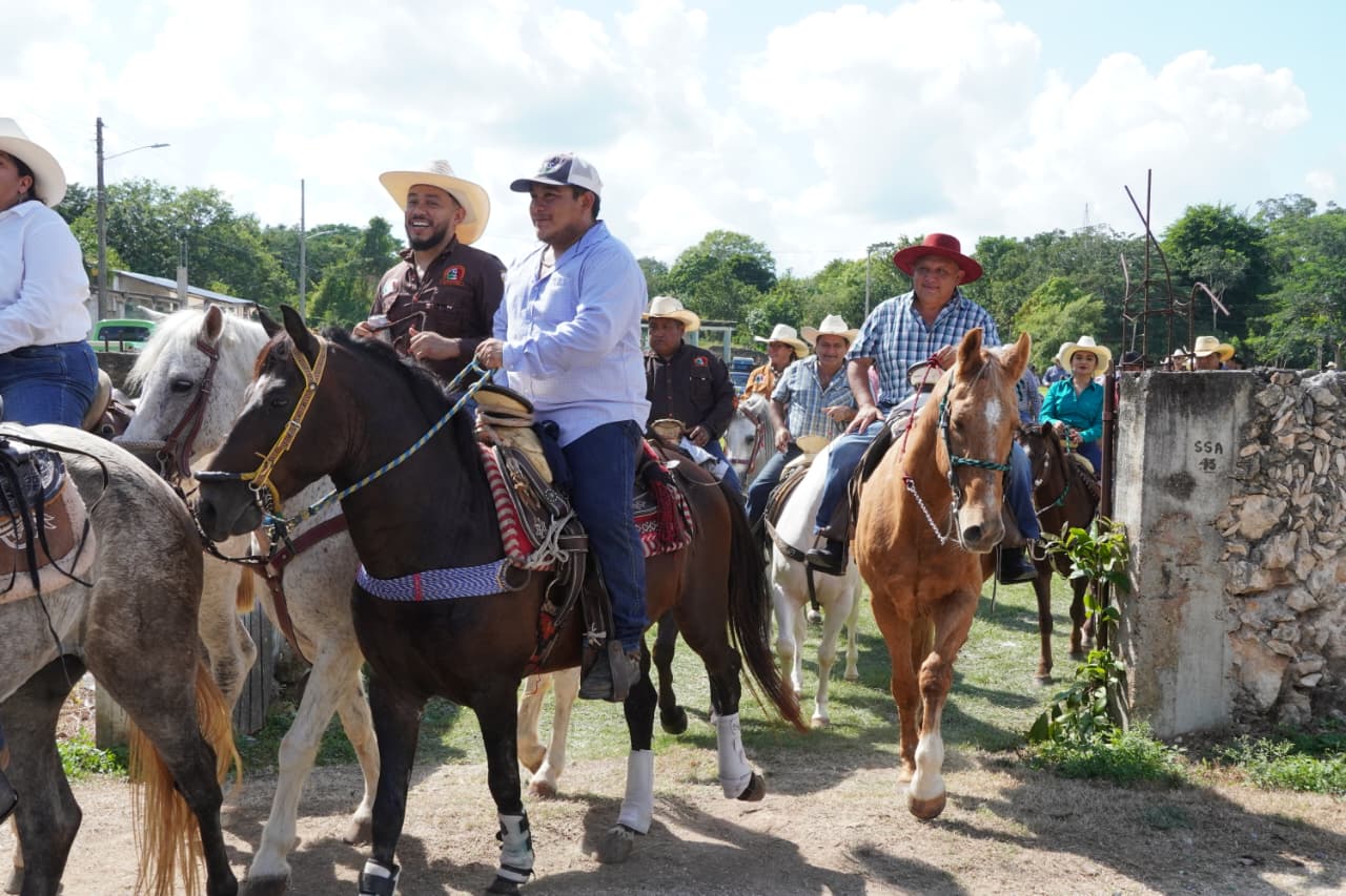 IMG-20251116-WA0007 EL PRESIDENTE MUNICIPAL ERIK BORGES YAM IMPULSA LAS TRADICIONES: ENCABEZÓ LA GRAN CABALGATA DE LA FIESTA DE SANTA GERTRUDIS