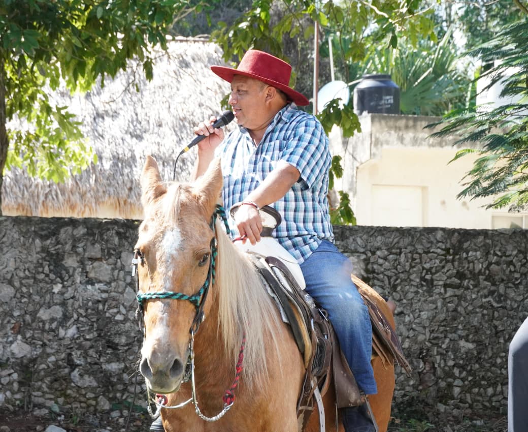 IMG-20251116-WA0008 EL PRESIDENTE MUNICIPAL ERIK BORGES YAM IMPULSA LAS TRADICIONES: ENCABEZÓ LA GRAN CABALGATA DE LA FIESTA DE SANTA GERTRUDIS
