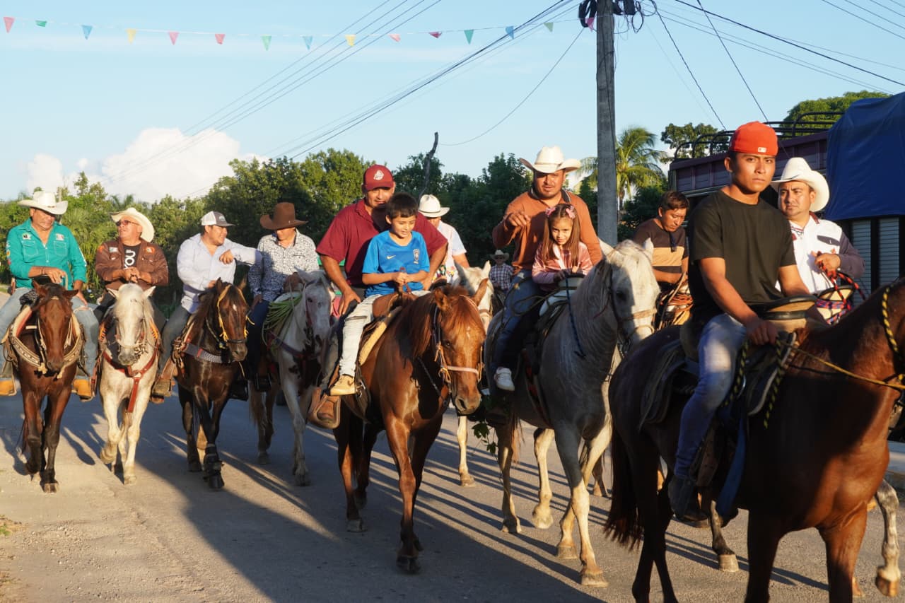 IMG-20251116-WA0010 EL PRESIDENTE MUNICIPAL ERIK BORGES YAM IMPULSA LAS TRADICIONES: ENCABEZÓ LA GRAN CABALGATA DE LA FIESTA DE SANTA GERTRUDIS