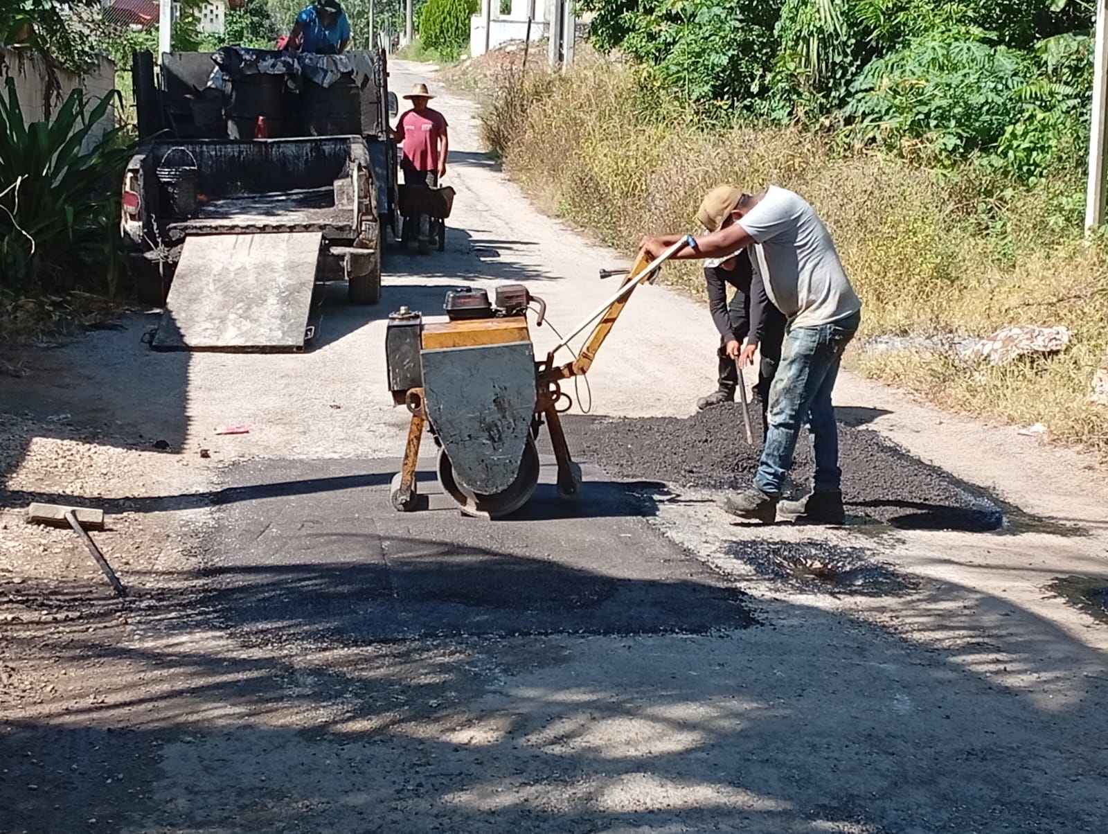 IMG-20251117-WA0009 LAS BRIGADAS DE BACHEO CONTINÚAN ATENDIENDO MÁS VÍAS EN LA CABECERA MUNICIPAL DE JOSÉ MARÍA MORELOS