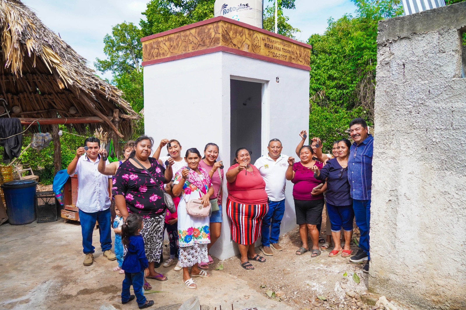 IMG-20251117-WA0030 ERIK BORGES YAM LE CUMPLE UNA VEZ MÁS AL PUEBLO: ENTREGA 15 BAÑOS DIGNOS EN LA CABECERA MUNICIPAL