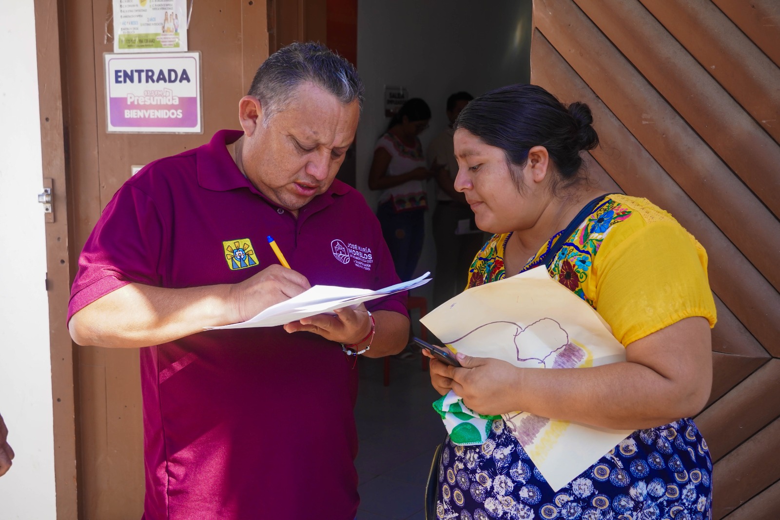 IMG-20251118-WA0031 EN EL "DÍA DEL PUEBLO" EL PRESIDENTE DE JOSÉ MARÍA MORELOS ERIK BORGES YAM ATENDIÓ LAS SOLICITUDES DEL PUEBLO PARA TRANSFORMAR LAS CONDICIONES DE VIDA DE MÁS FAMILIAS