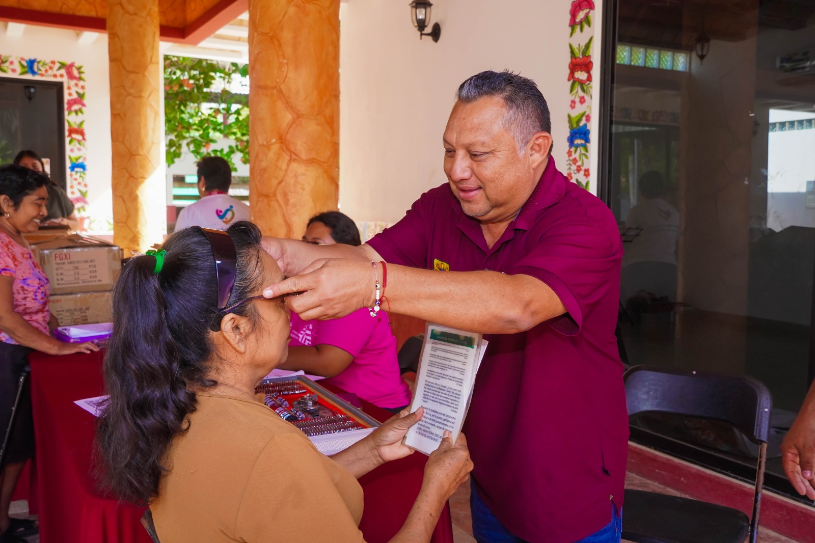 IMG-20251119-WA0023 LA ATENCIÓN SOCIAL QUE TRANSFORMA VIDAS: ERIK BORGES YAM IMPULSA APOYOS VISUALES PARA ADULTOS MAYORES EN JOSÉ MARÍA MORELOS