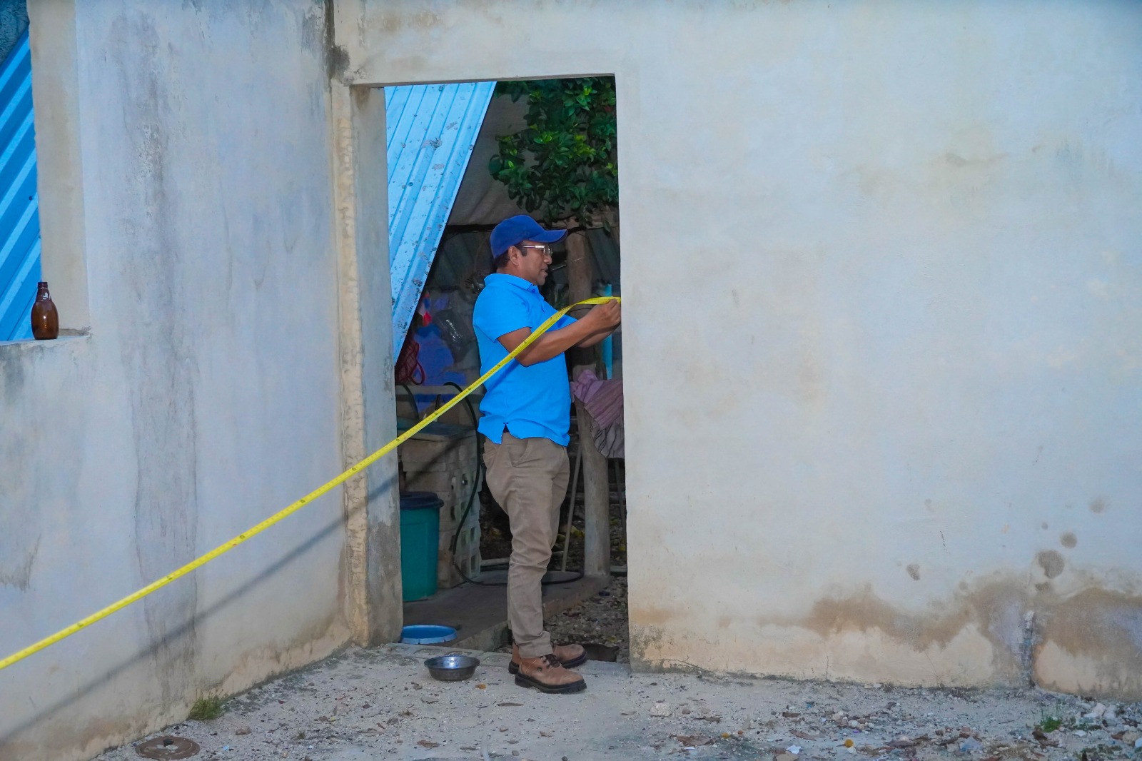 IMG-20251127-WA0005 EL PRESIDENTE MUNICIPAL ERIK BORGES YAM TRANSFORMA Y DIGNIFICA LA VIDA DE MÁS FAMILIAS CON LA CONSTRUCCIÓN DE BAÑOS Y TECHOS