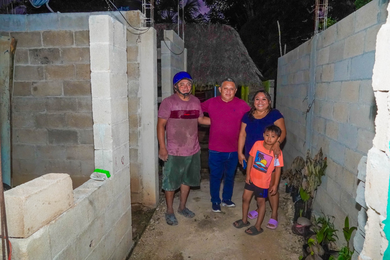 IMG-20251127-WA0006 EL PRESIDENTE MUNICIPAL ERIK BORGES YAM TRANSFORMA Y DIGNIFICA LA VIDA DE MÁS FAMILIAS CON LA CONSTRUCCIÓN DE BAÑOS Y TECHOS