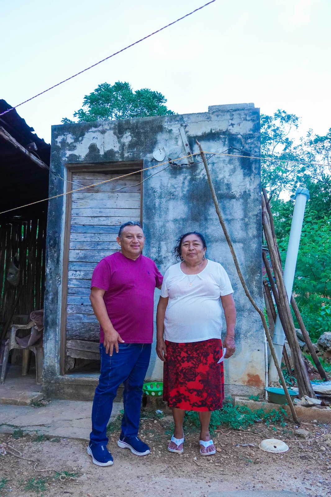 IMG-20251127-WA0007 EL PRESIDENTE MUNICIPAL ERIK BORGES YAM TRANSFORMA Y DIGNIFICA LA VIDA DE MÁS FAMILIAS CON LA CONSTRUCCIÓN DE BAÑOS Y TECHOS