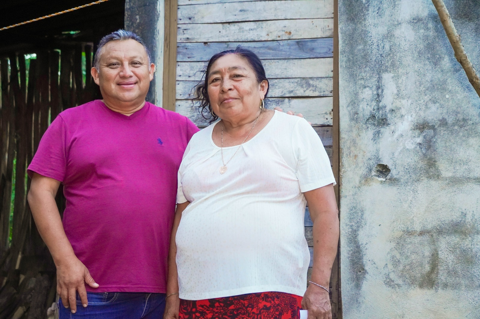 IMG-20251127-WA0010 EL PRESIDENTE MUNICIPAL ERIK BORGES YAM TRANSFORMA Y DIGNIFICA LA VIDA DE MÁS FAMILIAS CON LA CONSTRUCCIÓN DE BAÑOS Y TECHOS