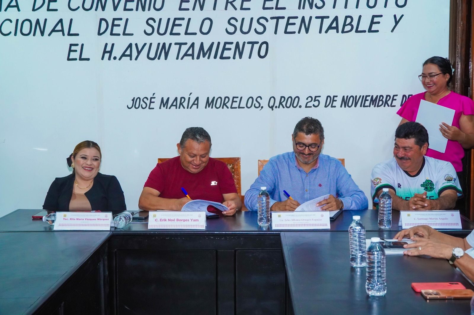 IMG-20251127-WA0064 ERIK BORGES YAM Y EL INSUS FIRMAN CONVENIO HISTÓRICO PARA REGULARIZAR CIENTOS DE PREDIOS Y PROTEGER EL PATRIMONIO FAMILIAR EN JMM