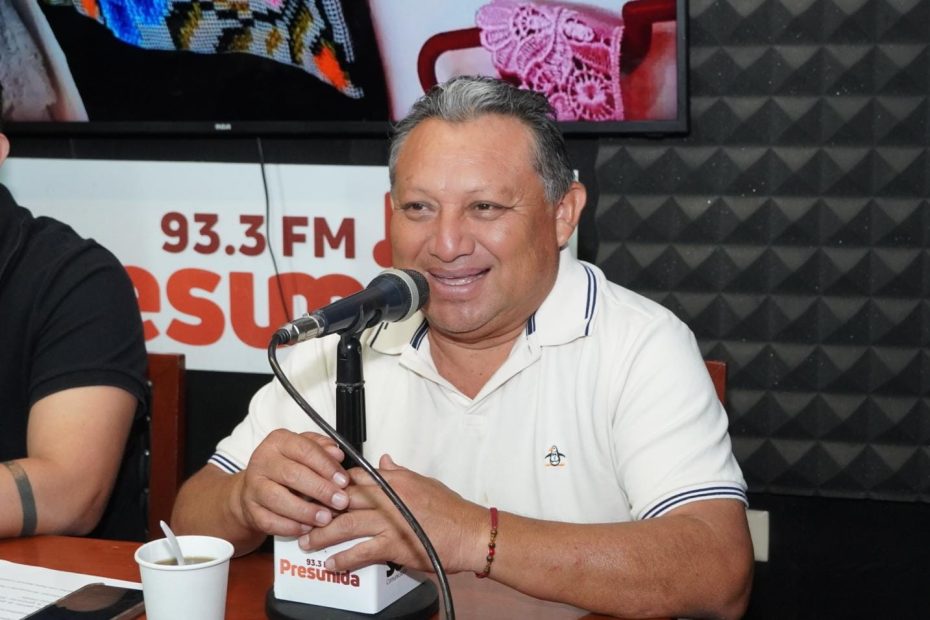 En el marco de la jornada semanal del programa "El Día del Pueblo", el presidente municipal Erik Borges Yam atendió de manera directa a ciudadanas y ciudadanos del municipio, donde dio a conocer importantes avances en materia de salud, limpieza integral, apoyos al campo y servicios públicos.
